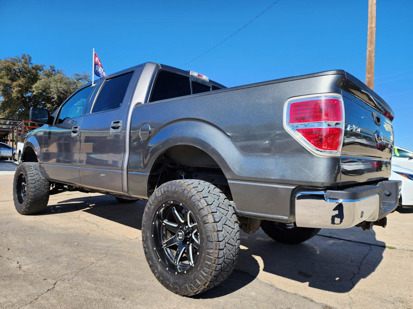 2014 GRAY Ford F-150 XLT SuperCrew (1FTEW1CM4EF) with an 3.7L V6 DOHC 24V engine, 6-Speed Automatic transmission, located at 2660 S.Garland Avenue, Garland, TX, 75041, (469) 298-3118, 32.885387, -96.656776 - Welcome to DallasAutos4Less, one of the Premier BUY HERE PAY HERE Dealers in the North Dallas Area. We specialize in financing to people with NO CREDIT or BAD CREDIT. We need proof of income, proof of residence, and a ID. Come buy your new car from us today!! This is a very well cared for 2014 FO - Photo#5